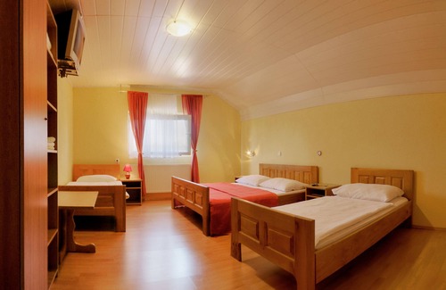 Irinovac House | Family-Friendly Stay at Ranch Terra with Breakfast & Kitchen