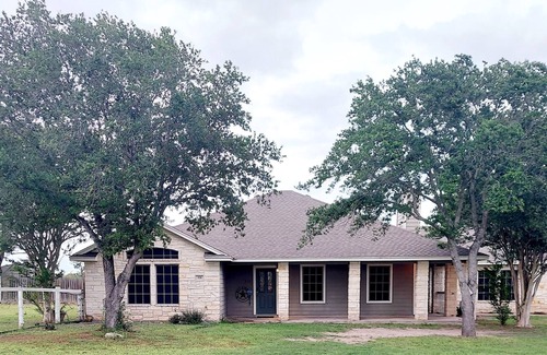 Dinero House | Relaxing Ranchette by the Lake Near Beautiful Beaches