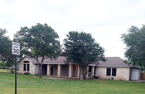 Dinero House | Relaxing Ranchette by the Lake Near Beautiful Beaches