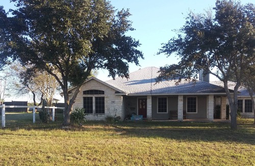 Dinero House | Relaxing Ranchette by the Lake Near Beautiful Beaches