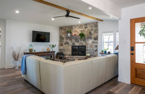 Johnson City House | Ranchview Retreat WineTrail 4 King Bedrooms 3 Bath