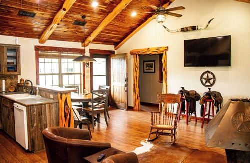 Granbury Cabin | RanchWater Lodge In Granbury Texas