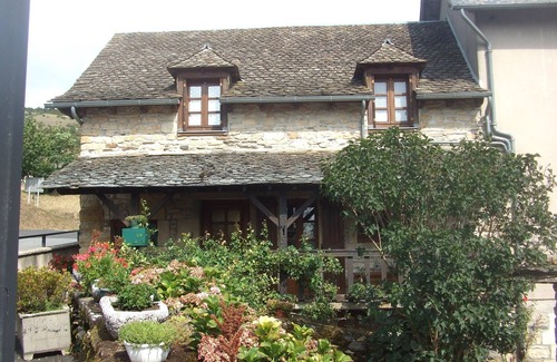 Castelnau-de-Mandailles House | Breathtaking Lake Views and Hiking at Aubrac Gateway