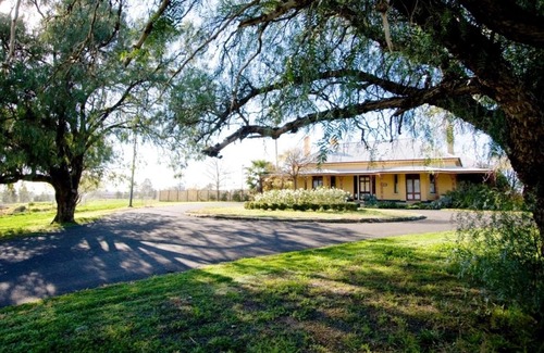 Dubbo House | Discover Comfort at Ranelagh House: Pet Friendly & Pool Access