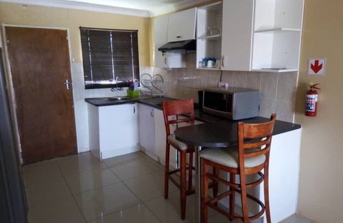 Molepolole Apartment | Discover Ranks Apartments: Family-Friendly Retreat with Dining