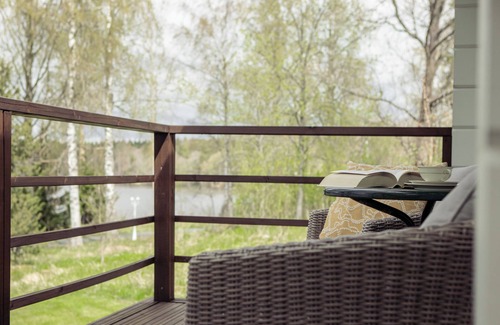 Loppi Cabin | Rantamökki offers a compact accommodation for two people, right by the water.
