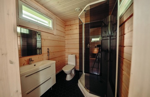 Loppi Cabin | Rantamökki offers a compact accommodation for two people, right by the water.