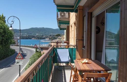 Zoagli Apartment | Rapallo comfortable apartment a stone's throw from the sea with parking space