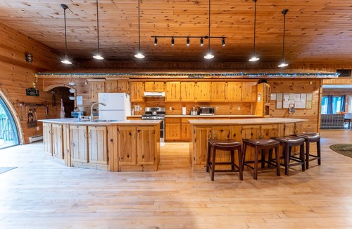Rapid River House | Rapid River Lodge: Ideal for Large Groups and Pet-Friendly Fun
