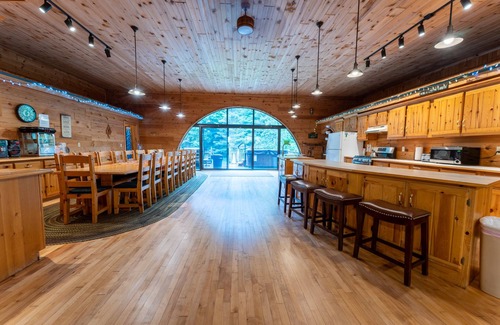 Rapid River House | Rapid River Lodge: Ideal for Large Groups and Pet-Friendly Fun