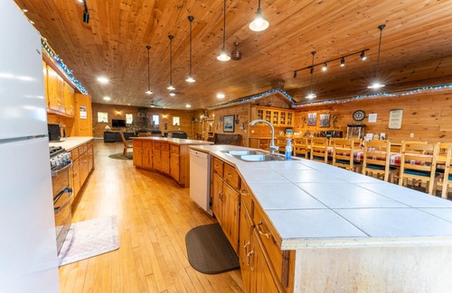 Rapid River House | Rapid River Lodge: Ideal for Large Groups and Pet-Friendly Fun