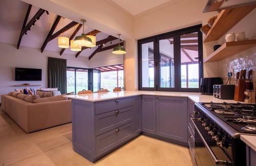 Tulbagh Apartment | Pet Friendly Raptor Rise with Pool and Ocean Views