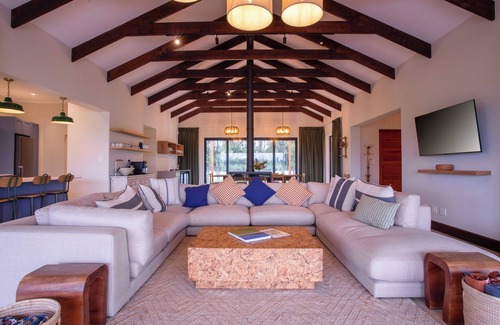 Tulbagh Apartment | Pet Friendly Raptor Rise with Pool and Ocean Views