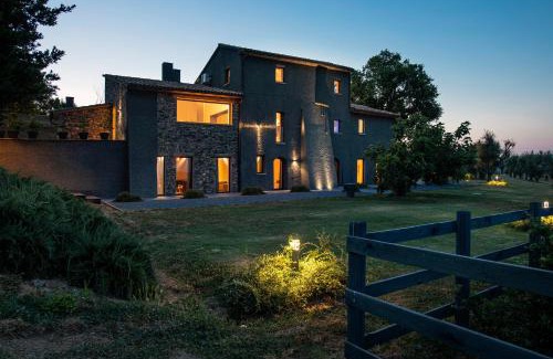 Orvieto Villa | Elegant Rara Factory Design House with Oceanfront Pool