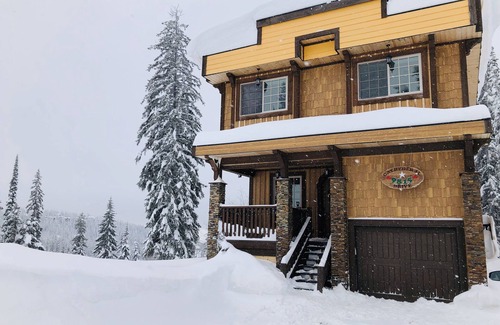 Silver Star Mountain Apartment | New Deluxe One Bedroom with Private Deck and Laundry
