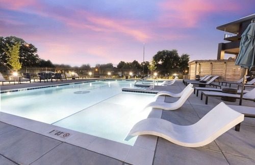 Downtown Indianapolis Apartment | Inviting 1BDR Apartment with Pool, Gym & Parking Access
