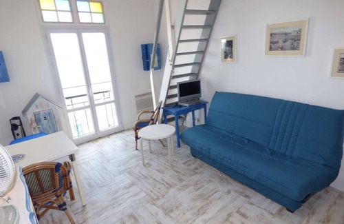 Les Sablettes Apartment | Beachfront Retreat with Full Sea View and Pet-Friendly Stay