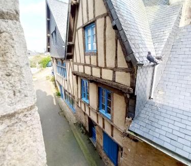 Port de St Goustan Apartment | Cozy Retreat on the Port of Saint-Goustan for Families