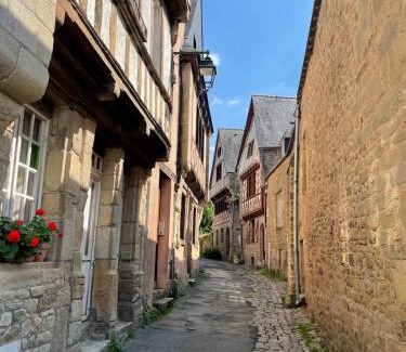 Port de St Goustan Apartment | Cozy Retreat on the Port of Saint-Goustan for Families