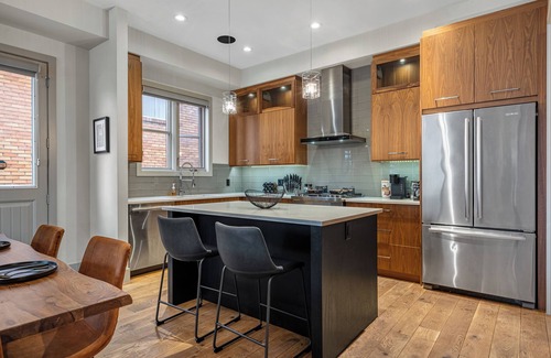 Hillhurst House | Discover Calgary’s Finest with Cozy Double King Beds