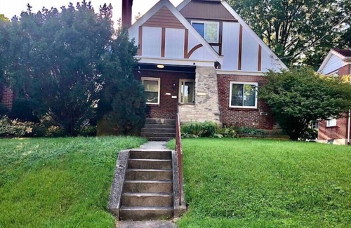 West Price Hill House | Unique Cozy 2 Bedroom Retreat Steps from Downtown