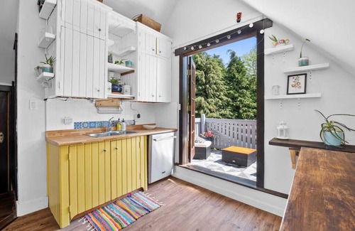 Kitsilano Apartment | Discover a Hidden Gem in Kitsilano - Rated 9.2/10!