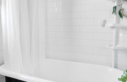Kitsilano Apartment | Discover a Hidden Gem in Kitsilano - Rated 9.2/10!