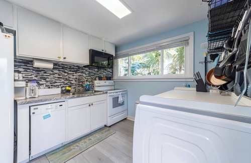 South Peninsula Historic District House | Unforgettable Oceanfront Retreat with Unique Murals