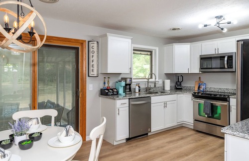 Englewood House | Sweet Magnolia: Remodeled Ranch with Spa & Pet-Friendly Stay