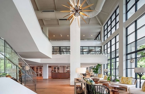 Rock Harbor Hotel | Discover a Waterfront Gem: Free Parking & Pets Welcome