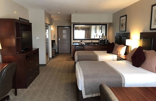 Killeen Hotel | Unique Retreat: Two Beautiful Units with Pool Access