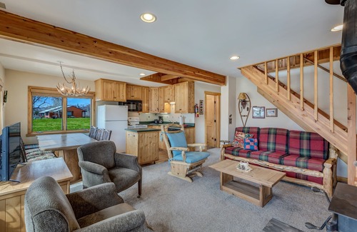 Clark Ski Chalet | Elegant Three-Bedroom Loft Chalet with Mountain Views