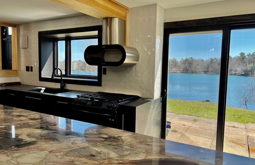 Halifax House | *Rare* Luxury Lakefront: Mins from Downtown Bliss