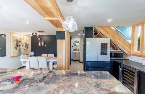 Halifax House | *Rare* Luxury Lakefront: Mins from Downtown Bliss