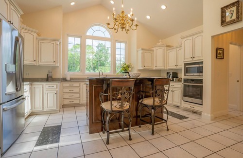 Carbondale House | Stylish 5 Bedroom Home with Pool & Spa - Rated 9.8