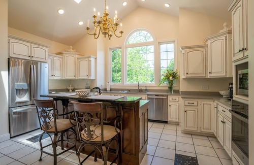 Carbondale House | Stylish 5 Bedroom Home with Pool & Spa - Rated 9.8