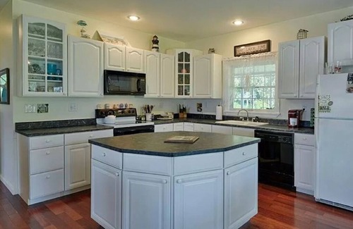 Frontenac Cottage | Unique Cottage Retreat on Round Island with Ocean Views