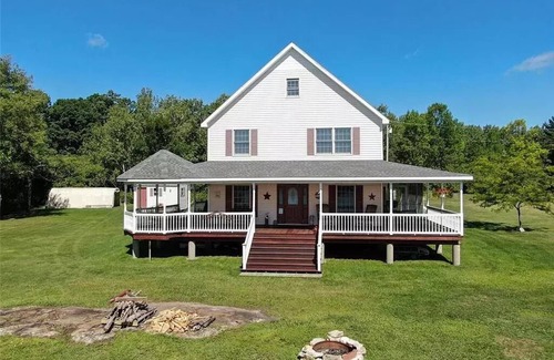 Frontenac Cottage | Unique Cottage Retreat on Round Island with Ocean Views