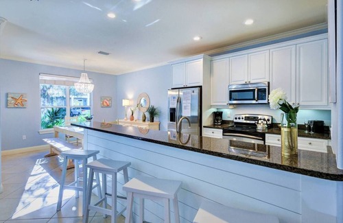 Villages of Crystal Beach House | Beachside Resort with Pool & Spa - Rated 10/10 by Guests