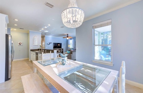 Villages of Crystal Beach House | Beachside Resort with Pool & Spa - Rated 10/10 by Guests