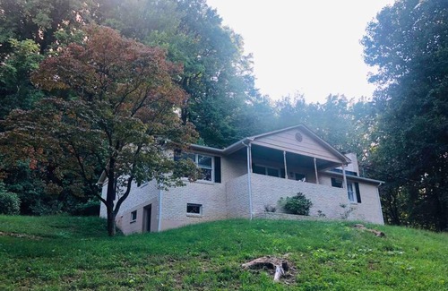 Stanley House | Pet-Friendly Raspberry Retreat with Breakfast & Hot Tub