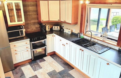 Ratagan Cottage | Unique Ratagan Lodge: Oceanfront Retreat with Perfect Score