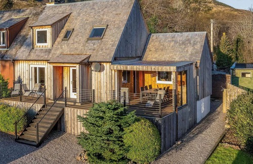 Ratagan Cottage | Unique Ratagan Lodge: Oceanfront Retreat with Perfect Score