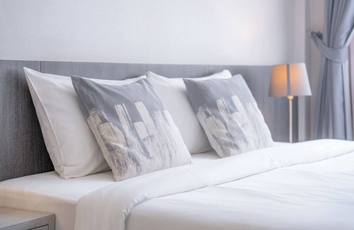 Wat Bowon Niwet Hotel | Discover Ratchadamnoen Residence: Breakfast & Family-Friendly