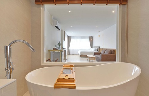 Pathumwan Hotel | Discover Ratchathewi Hyde Away: Spa & Family-Friendly Retreat