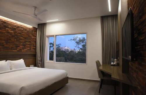 Teynampet Hotel | Comfortable RATHNA RESIDENCY near US Consulate with Breakfast