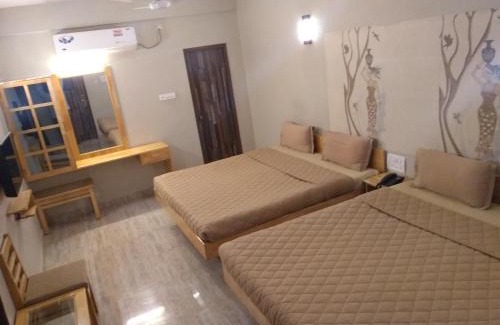 Pollachi Cabin | Budget-Friendly Rathna Square: Family-Approved Stay Awaits!