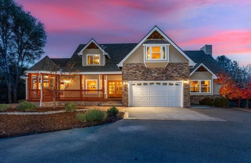 Oakhurst House | Discover New Rathore Von Liecthi Lodge: Family-Friendly Fun!