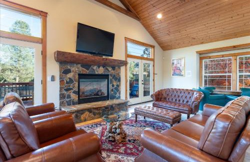 Oakhurst House | Discover New Rathore Von Liecthi Lodge: Family-Friendly Fun!