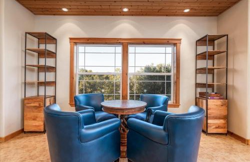 Oakhurst House | Discover New Rathore Von Liecthi Lodge: Family-Friendly Fun!